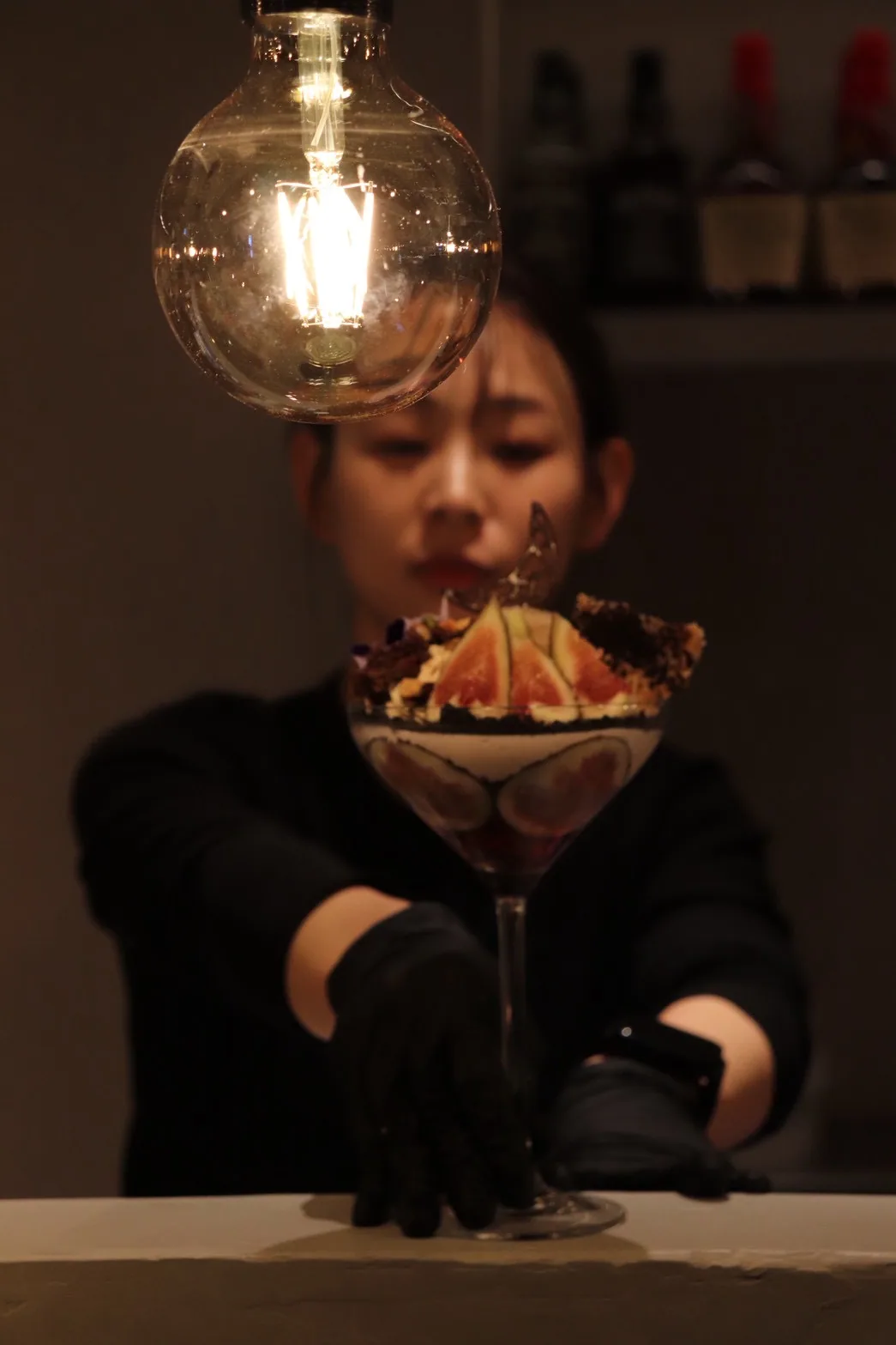 夜パフェBAR &VIGO 町田駅前店でパティシエがパフェを仕上げる様子