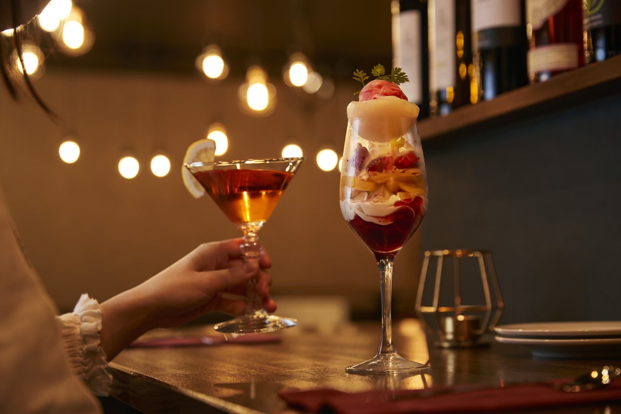 パフェを片手のお酒を楽しむ。